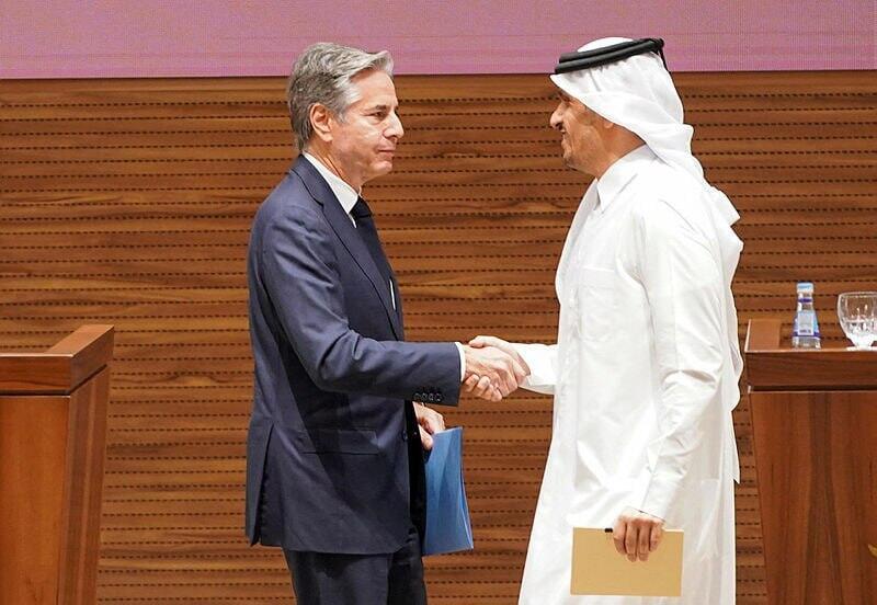 Former US secretary of state Antony Blinken and Qatari Prime Minister Mohammed bin Abdulrahman bin Jassim Al Thani (Photo: Reuters) ראש ממשלת קטאר מוחמד בן עבד א-רחמן בן ג'אסם אאל ת'אני ואנתוני בלינקן מזכיר המדינה של ארצות הברית