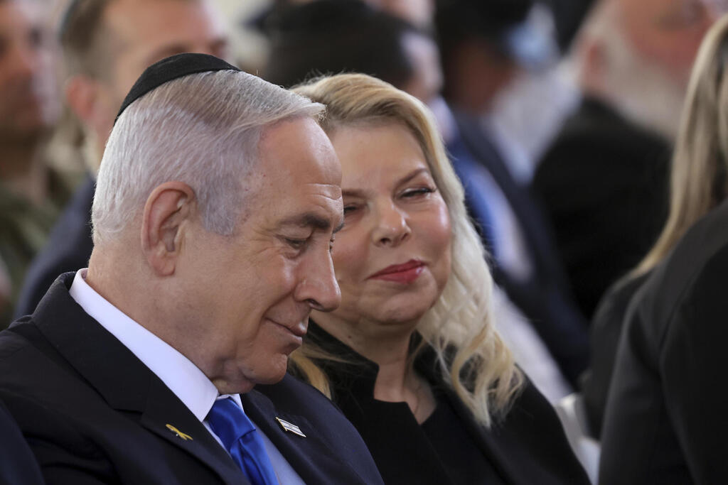 "להציג את שאיפותיה כנהנתנות - זה אבסורד". נתניהו ורעייתו שרה (צילום: Gil Cohen-Magen/Pool Photo via AP) טקס הזיכרון הממלכתי לחללי חרבות ברזל