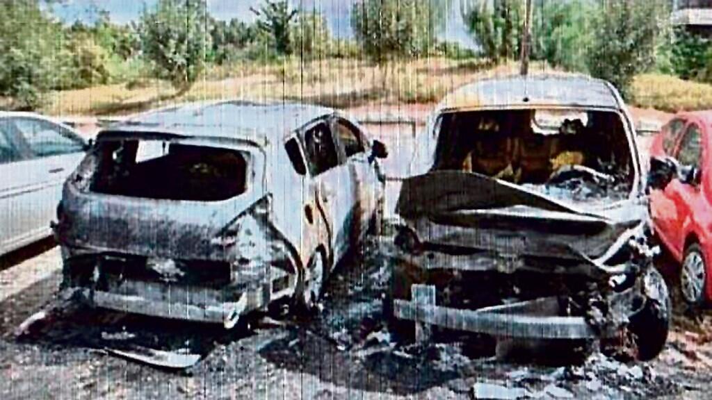 The vehicles that were allegedly set on fire by Vladislav Victorson (Photo: Police Spokesperson) הרכבים שהוצתו על פי האישום על ידי ולדיסלב ויקטורסון