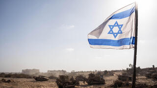 דגל ישראל מונף ברצועת עזה