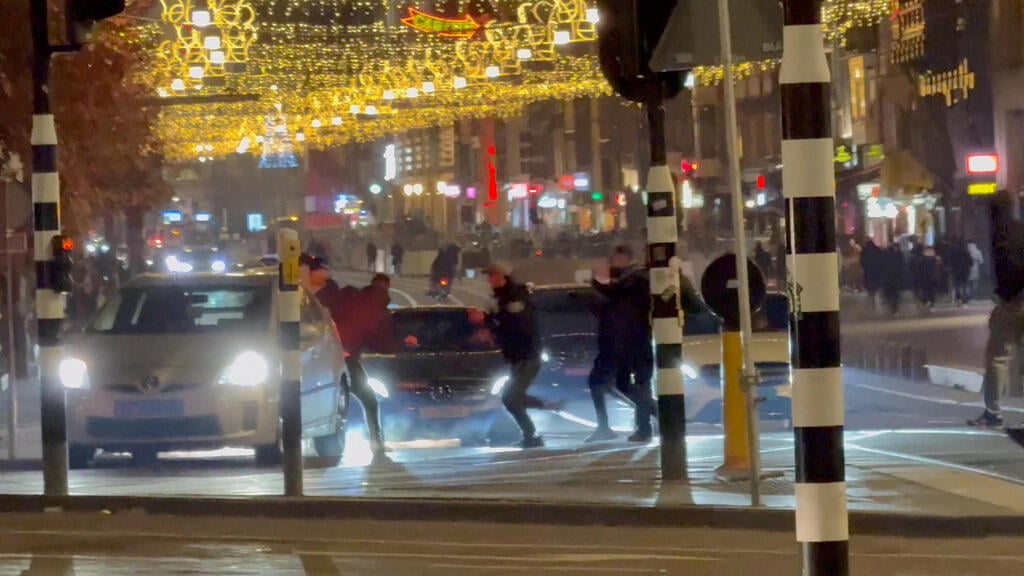 מתוך ההפרעות באמסטרדם בשנה שעברה (צילום: X/iAnnet/via REUTERS) אוהדי מכבי ת"א מישראל הותקפו באמסטרדם