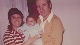 ברדוגו עם הוריו המאמצים ביום האימוץ, 30 בנובמבר 1971