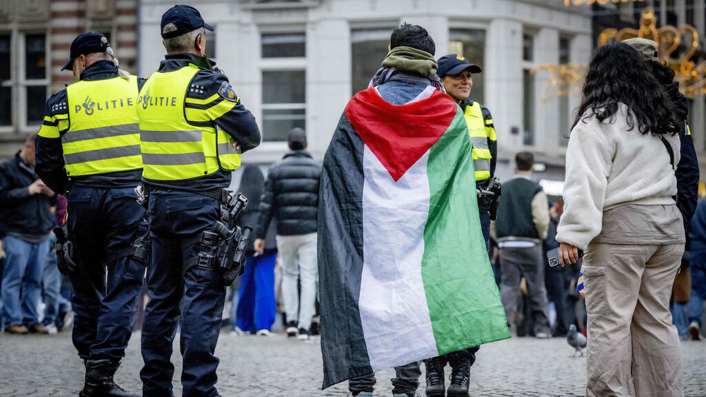 Pro-Palestinian protest in Amsterdam (Photo: Robin Utrecht / ANP / AFP) הולנד אמסטרדם משטרה עוצרת מפגינים פרו פלסטינים ב כיכר דאם 3 ימים אחרי הפרעות נגד אוהדי מכבי תל אביב