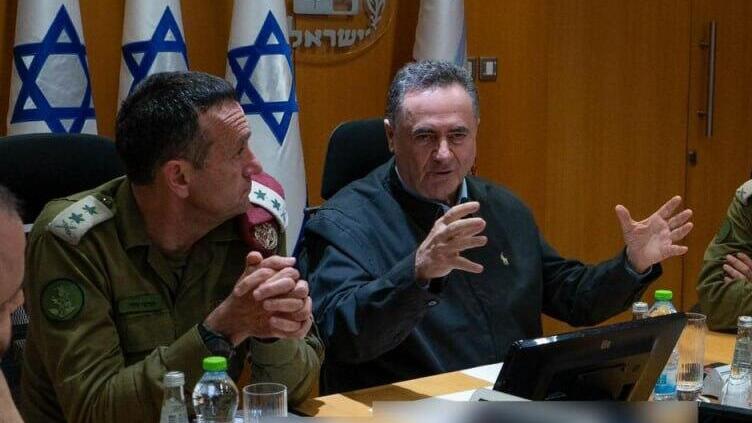 כ"ץ והלוי. מחלוקת חריפה בסוגיית המינויים (צילום: אריאל חרמוני, משרד הביטחון ) שר הביטחון ישראל כ"ץ בפגישה ראשונה עם הרמטכ"ל הרצי הלוי בפורום המטה הכללי