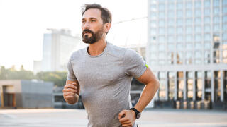 גבר רץ ברחוב