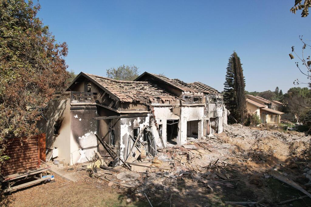 Photo: Gadi Kabolo הריסות בית בקיבוץ בארי
