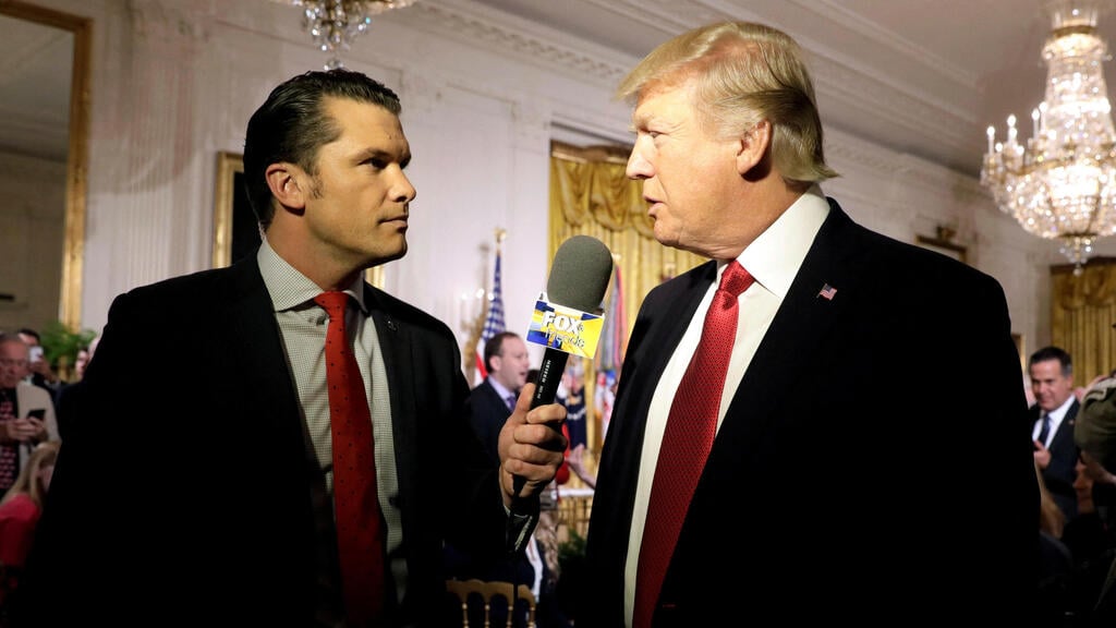 Pete Hegseth interviews Donald Trump in 2017, when the Defense Secretary nominee was a reporter for Fox News (Photo: Kevin Lamarque/File Photo/Reuters) פיט הגסת' שר ההגנה המיועד של ארה"ב מראיין את דונלד טראמפ בבית הלבן ב -2017