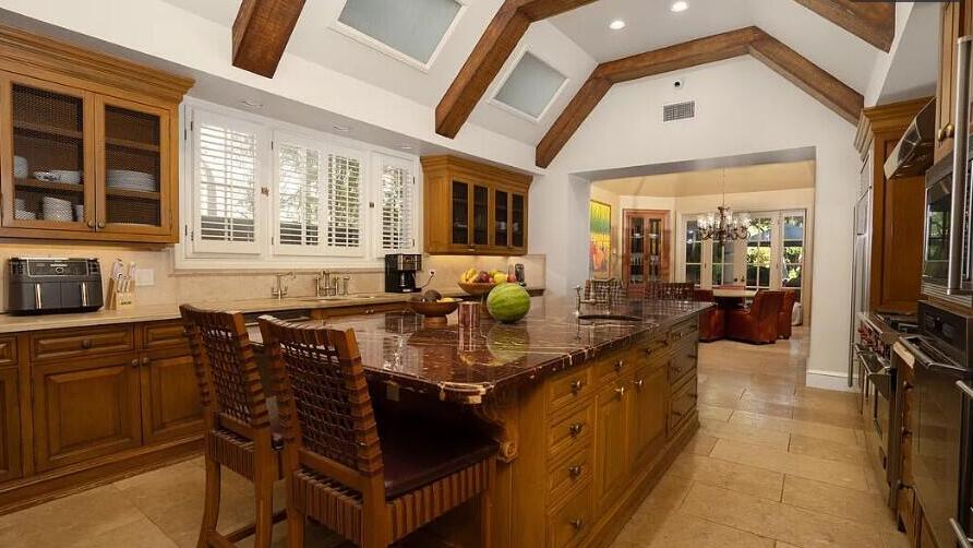 Photo: Courtesy Cody Rappaport and Rodeo Realty הבית של סם דלוג, בעבר גרה בו משפחת מננדז
