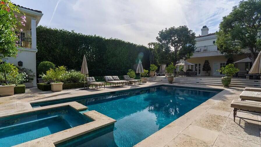 The Menendez brothers' mansion (Photo courtesy Cody Rappaport and Rodeo Realty) בית מננדז בבוורלי הילס