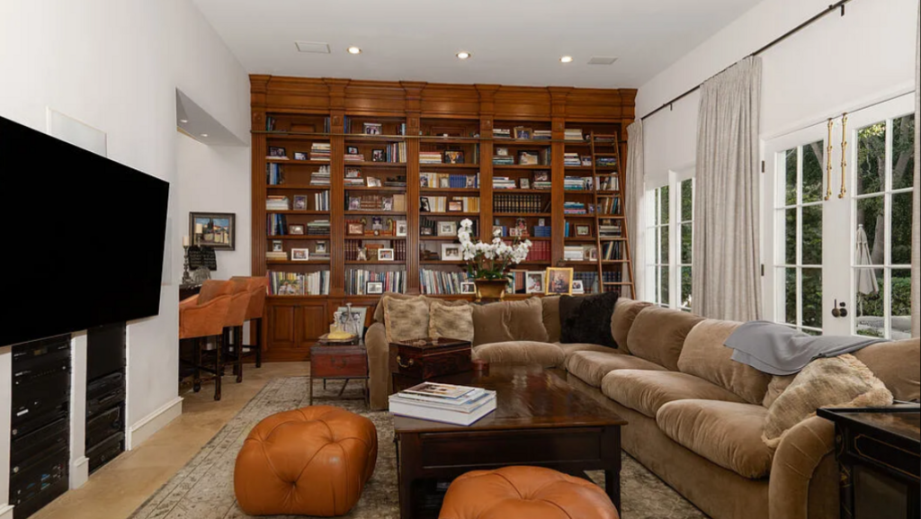 Photo: Courtesy Cody Rappaport and Rodeo Realty הבית של סם דלוג, בעבר גרה בו משפחת מננדז
