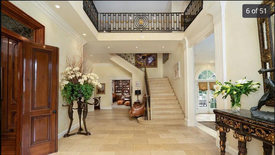 Photo: Courtesy Cody Rappaport and Rodeo Realty הבית של סם דלוג, בעבר גרה בו משפחת מננדז