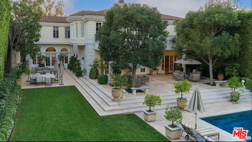 Photo: Courtesy Cody Rappaport and Rodeo Realty הבית של סם דלוג, בעבר גרה בו משפחת מננדז