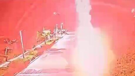 תיעוד פצצות התאורה ששוגרו לעבר בית ראש הממשלה וגרמו לשריפה