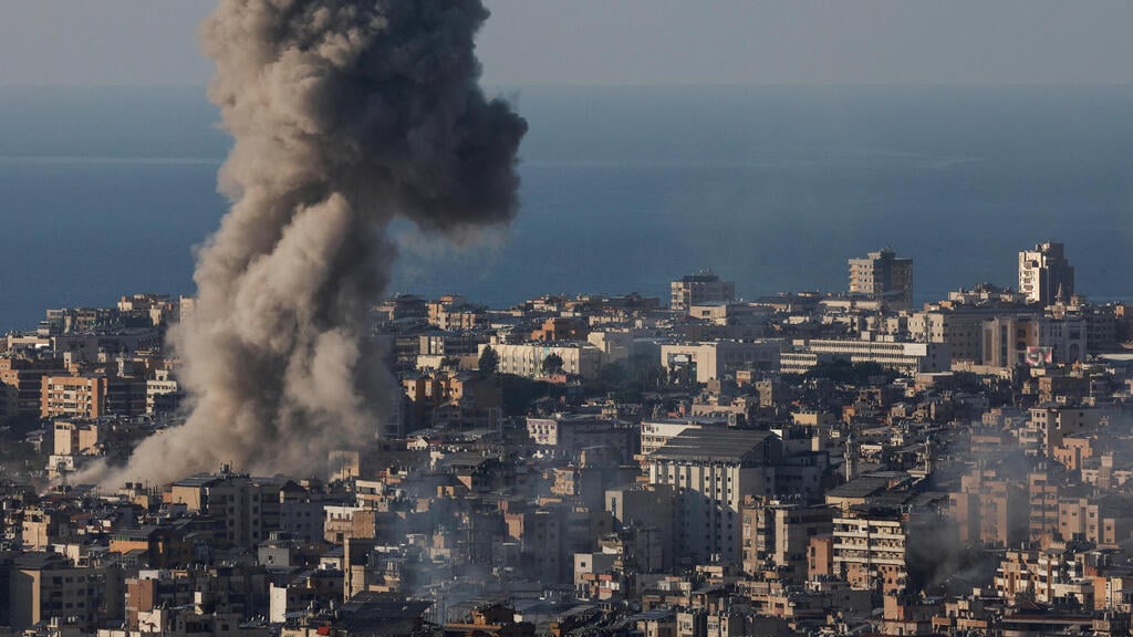 IDF strikes Hezbollah targets in Beirut (Photo: Thaier Al-Sudani / Reuters) מהתקיפה הקרובה למועצה השיעית אסלאמית העליונה בדאחייה