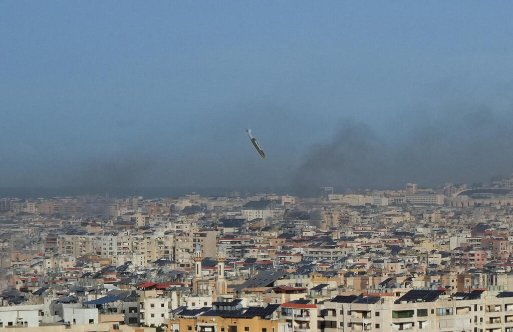 צילום: REUTERS/Mohammed Yassin טיל ששוגר ממטוס קרב ישראלי לעבר מבנה בדאחייה למועצה השיעית אסלאמית העליונה בדאחייה
