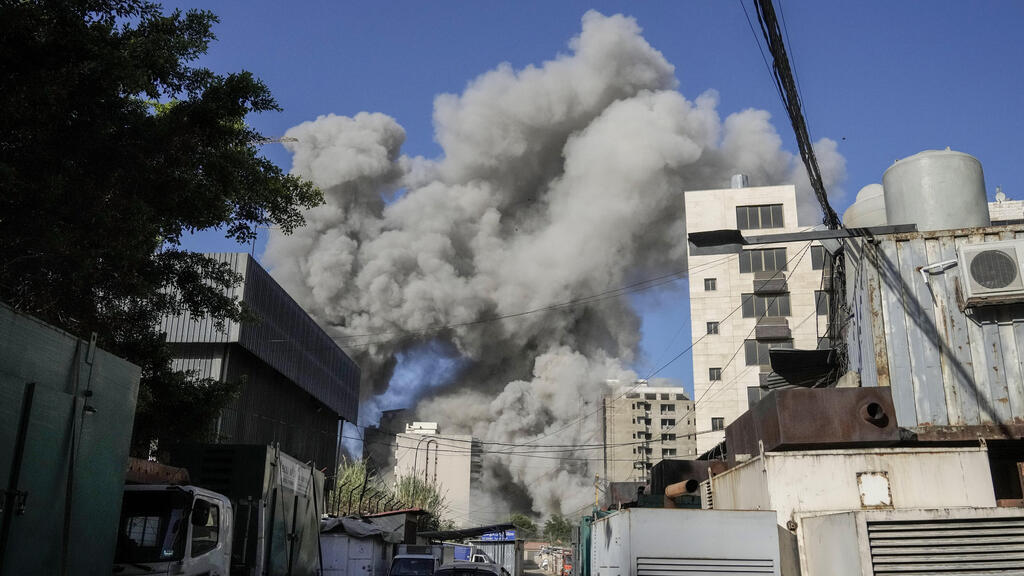 צילום: AP /Bilal Hussein מהתקיפה הקרובה למועצה השיעית אסלאמית העליונה בדאחייה