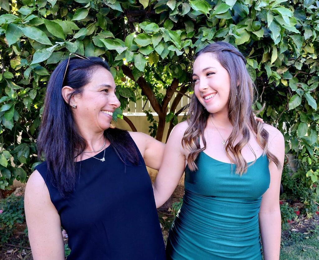 Naama and her mother Ayelet (Photo: Courtesy of the family) נעמה לוי (חטופה בעזה) ואמה ד"ר איילת שחר לוי