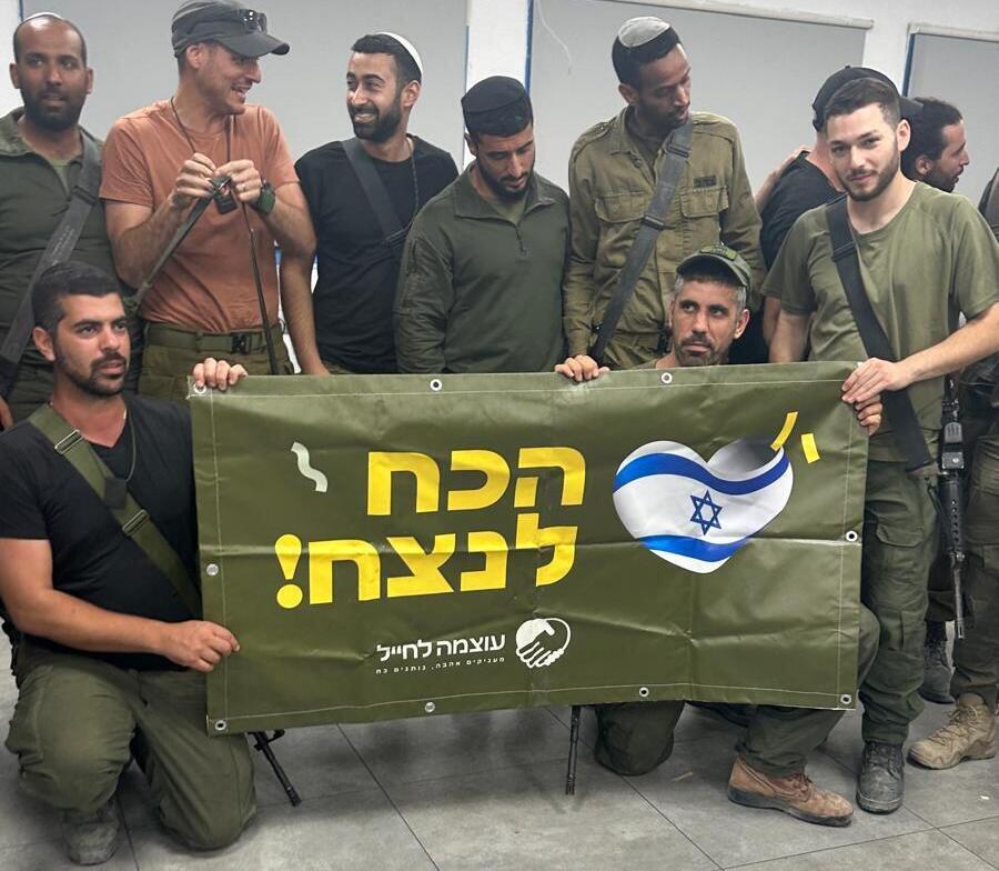 "מקבלים פניות של אלפי חיילים ומשפחות". מתנדבי הפרויקט יחד עם מילואימניקים (צילום: פרויקט עוצמה לחייל) פעילות פרויקט עוצמה לחייל