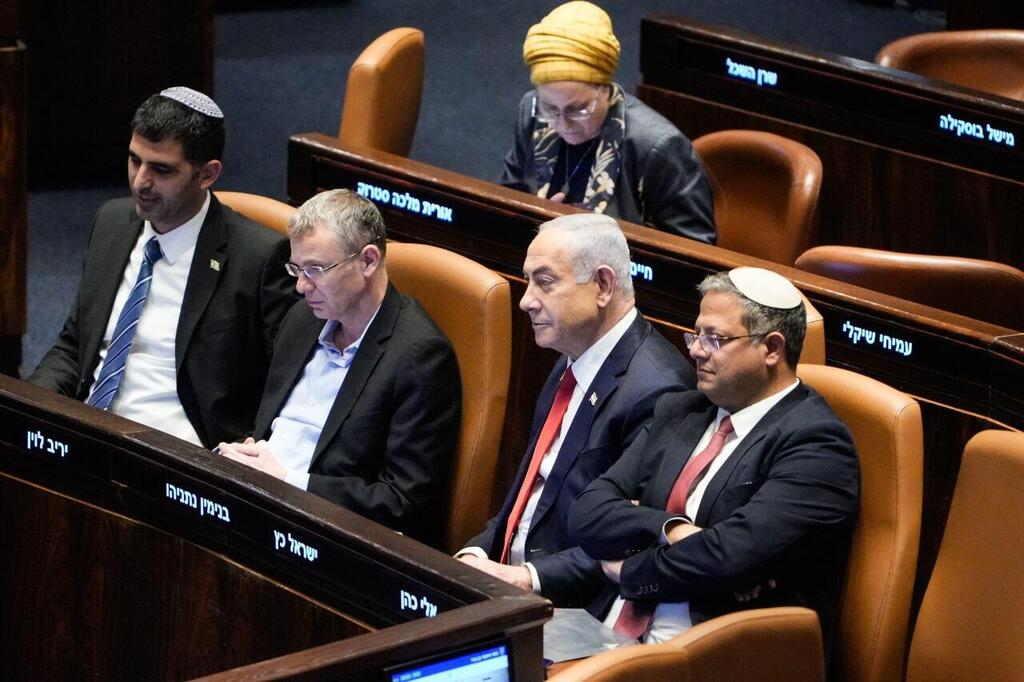 בן גביר לצד נתניהו בכנסת. מתח ביקורת, אבל לא איים בפירוק הקואליציה (צילום: שלו שלום ) נתניהו, בן גביר, לוין וקרעי במליאת הכנסת