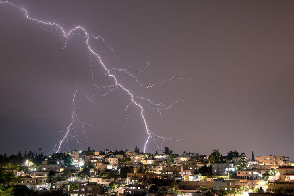 ולעיתים רחוקות מאוד הברק מכה שבע פעמים (צילום: אייל עאמר) סופת ברקים בישראל