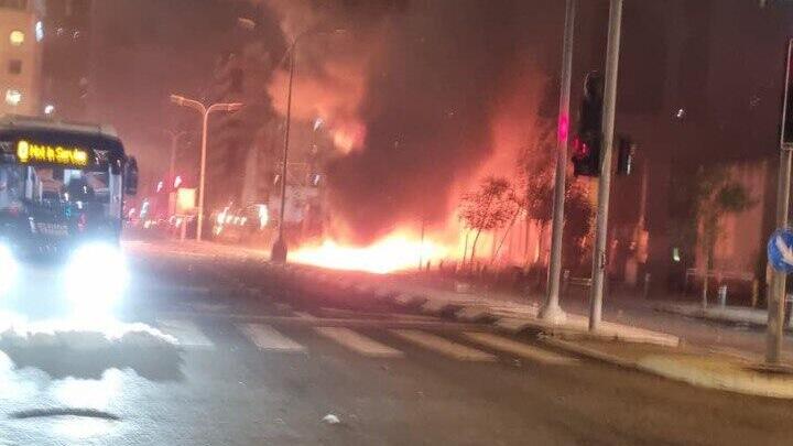 שריפה ברמת גן בעקבות פגיעה ישירה של טיל חיזבאללה