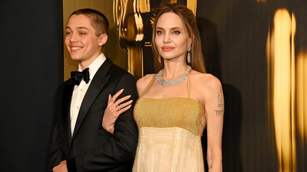 Knox and Angelina Jolie (Photo: Jon Kopaloff/Getty Images) אנג'לינה ג'ולי נוקס ג'ולי-פיט