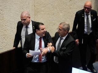 ח״כ איימן עודה יוצא ממליאת הכנסת במחאה נגד פעילות צה״ל בעזה וקורא לראש הממשלה ״רוצח סדרתי של השלום״