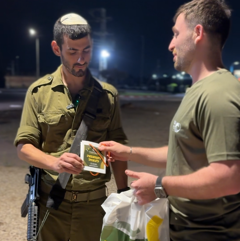 "להראות להם שאנחנו מאחוריהם". מתנדב בפרויקט עם מילואימניק (צילום: פרויקט עוצמה לחייל) פעילות פרויקט עוצמה לחייל
