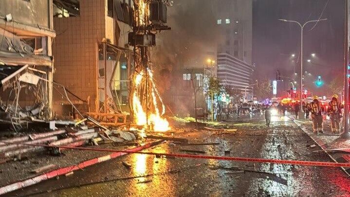 שריפה ברמת גן בעקבות פגיעה ישירה של טיל חיזבאללה