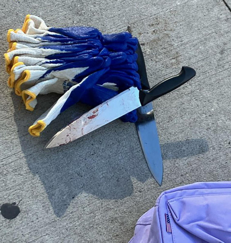 שתי סכיני המטבח ששימשו את התוקף (צילום: NYPD News/Handout via REUTERS/רויטרס) זירת דקירה ניו יורק מנהטן ליד מטה האו"ם ארה"ב