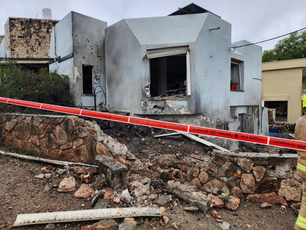 הנזק מהנפילה בכרמיאל (צילום: דוברות עיריית כרמיאל) נפילת פריט אמל"ח בבית בכרמיאל
