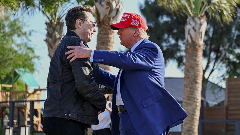 Elon Musk with Donald Trump (Photo: Brandon Bell / Reuters) טראמפ ומאסק לפני השיגור