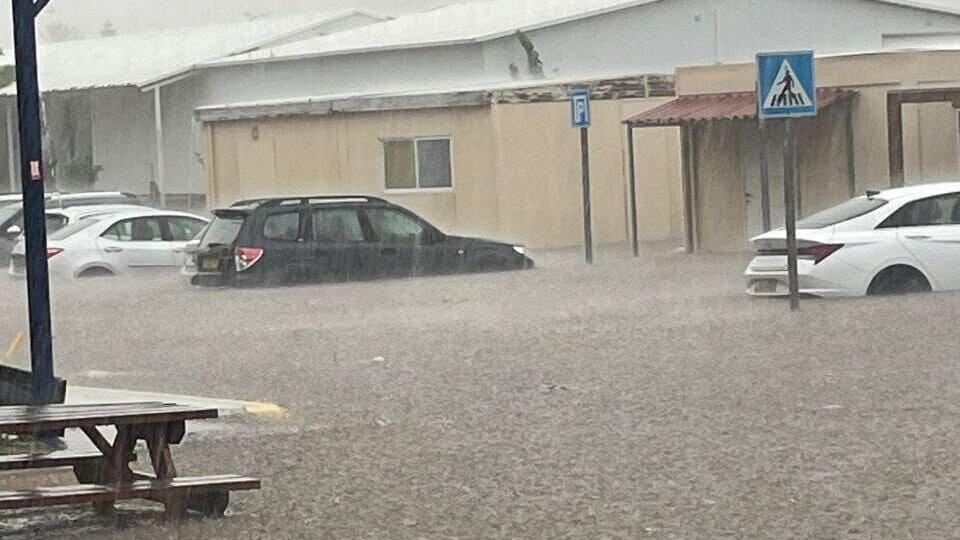 Cars submerged in record breaking rainfall הצפה בתיכון אזורי מעגן מיכאל