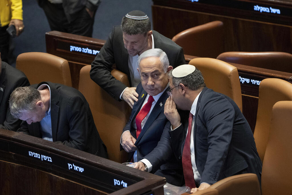Netanyahu alongside Smotrich and Ben Gvir (Photo: AP Photo/Ohad Zwigenberg) מליאת הכנסת