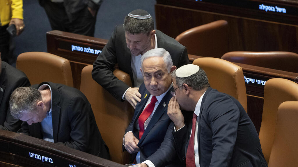 התבקש לצלם את בתיהם של נתניהו, בן גביר, סמוטריץ', בנט והרצי הלוי (צילום: AP Photo/Ohad Zwigenberg) מליאת הכנסת