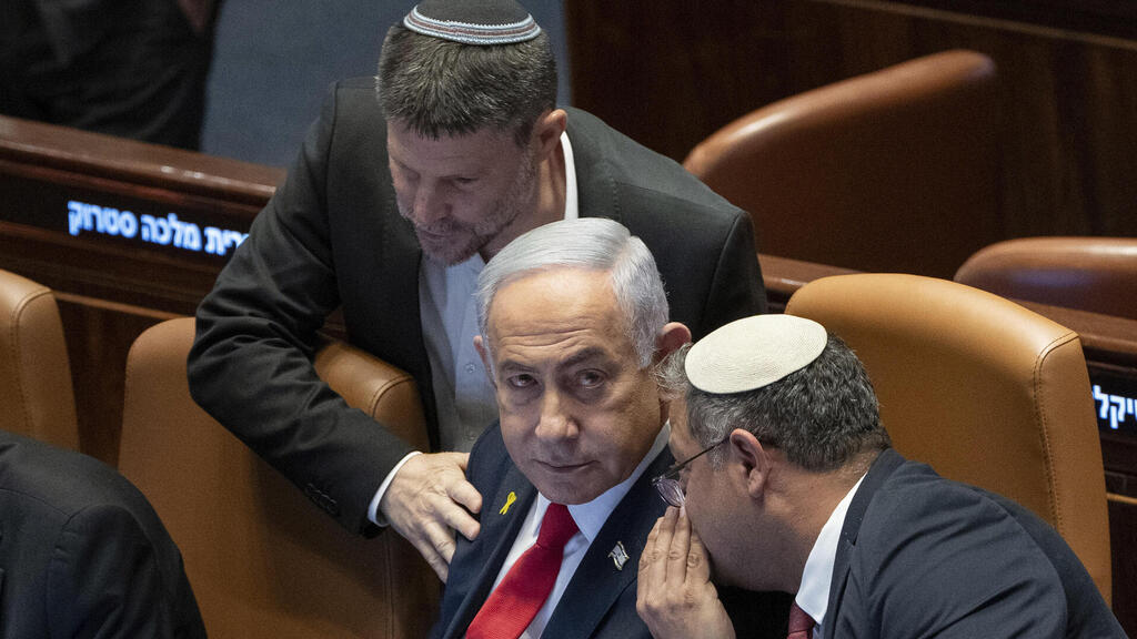 ראשי המפלגות שוחחו על פתיחת מעבר רפיח - לפני השבת גואילי. נתניהו, בן גביר וסמוטריץ' (צילום: AP Photo/Ohad Zwigenberg) מליאת הכנסת