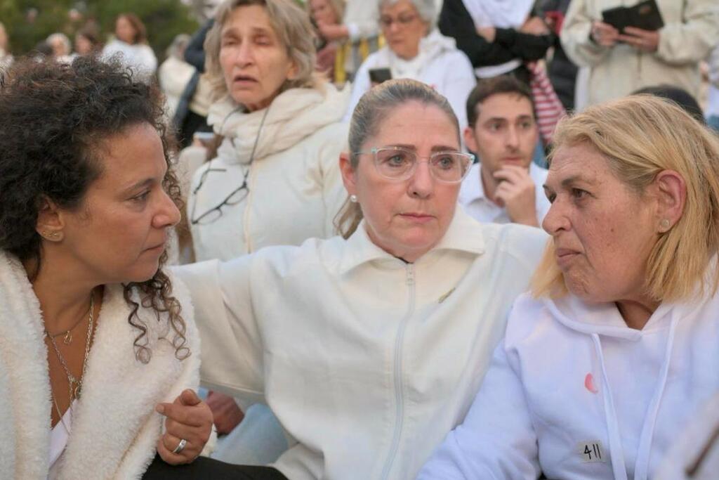 רעיית הנשיא מיכל הרצוג עם המוחים (צילום: ידין גלעדי) מחאת משמרות האימהות מול בית הנשיא בירושלים