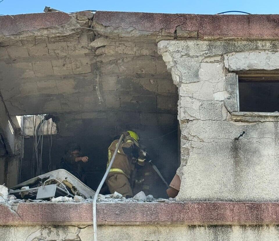 הנזק בקריית שמונה (צילום: דוברות כבאות והצלה לישראל, מחוז צפון) פגיעה ישירה בבניין בקריית שמונה