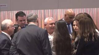 מליאת הכנסת, אתמול חבר הכנסת גדי איזנקוט מתקבל בתמיכה וחיבוקים במליאת הכנסת
