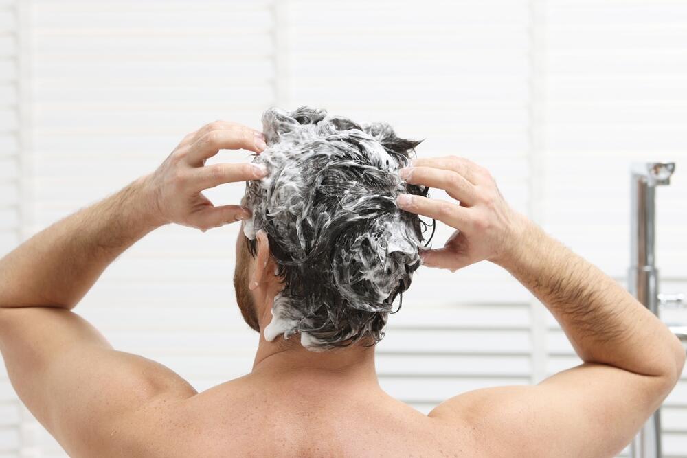 קצרו את המקלחת והעדיפו מים פושרים (צילום: Shutterstock) מקלחת