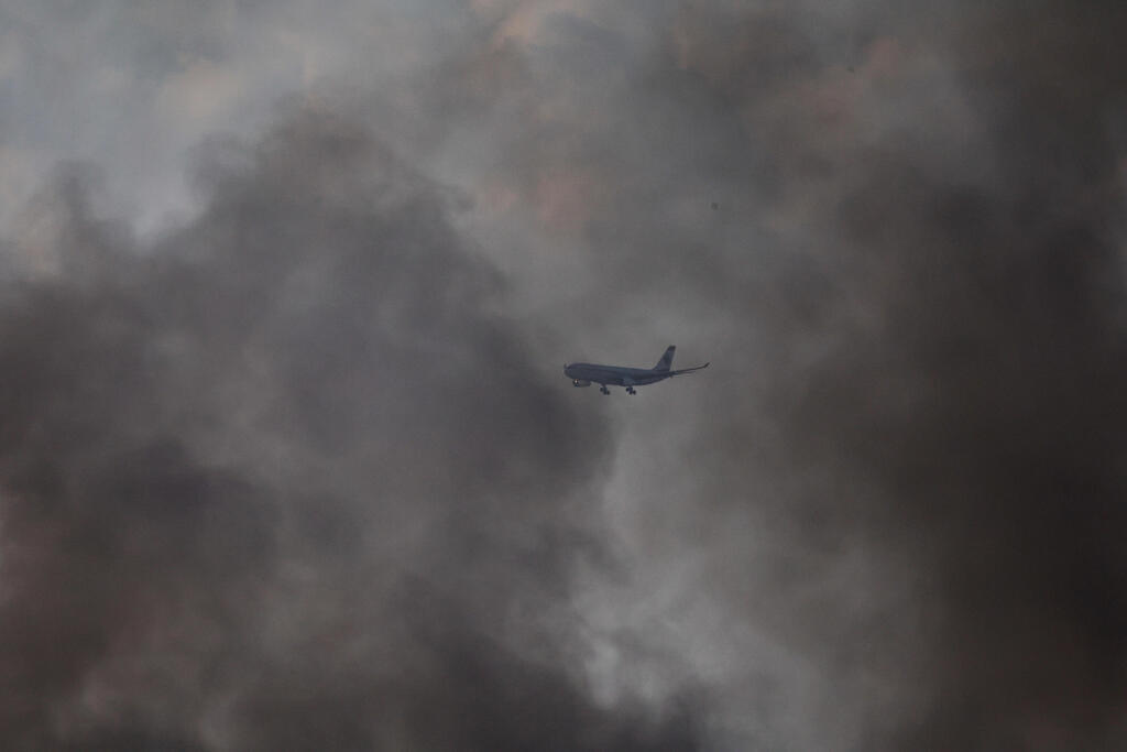 Photo: REUTERS/Thaier Al-Sudani מטוס של חברת מידל איסט איירליינס מעל ביירות המופצצת, 16 בנובמבר