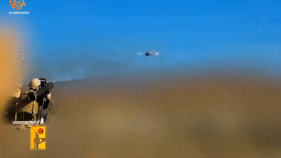 טיל נ" ט אלמאס (בתחתית התמונה) שפיתחה איראן על בסיס הנדסה לאחור של טיל ישראלי