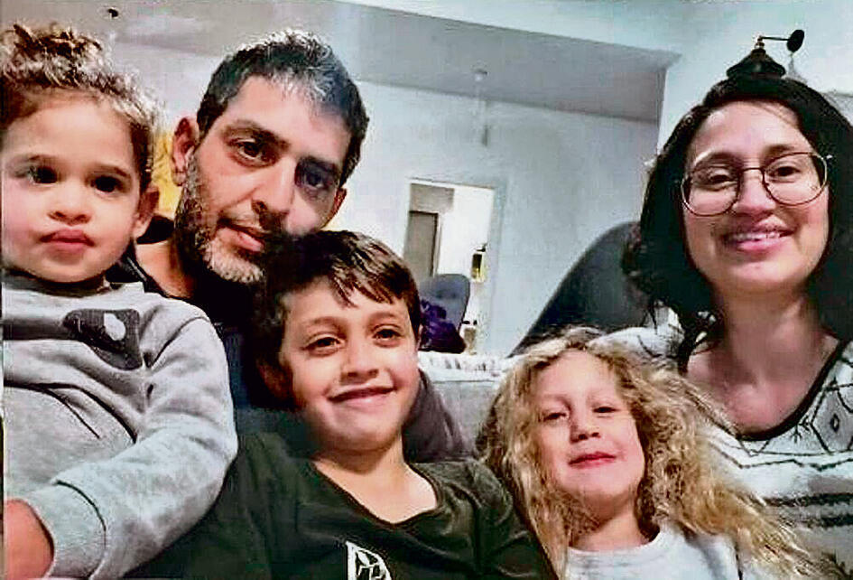 The Edans in better days: Abigail, Roy, Michael, Amalia and Smadar (Reproduction: Ilana Curiel) רועי וסמדר ז"ל עם ילדיהם מיכאל, עמליה ואביגיל