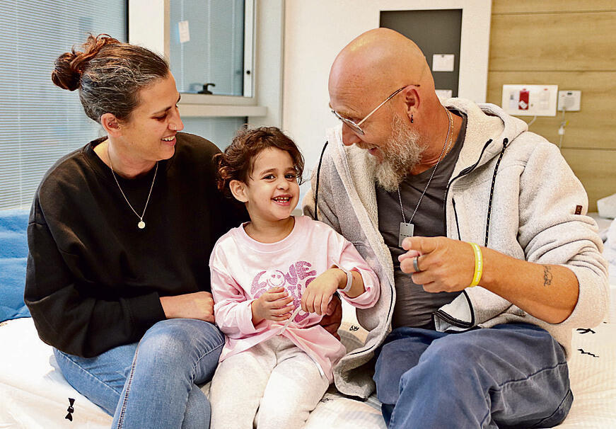 Abigail with her aunt Liron and uncle Zuli in the hospital after her release from captivity (Photo: Schneider Medical Center) yk14160988