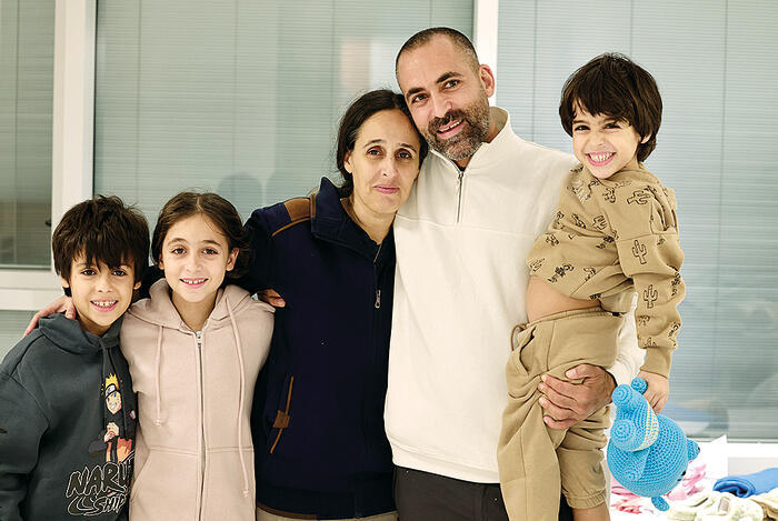 "הולכים לישון עם זה בלילה וקמים עם זה בבוקר". משפחת ברודץ' אחרי השחרור (צילום: דוברות שניידר) yk14162176