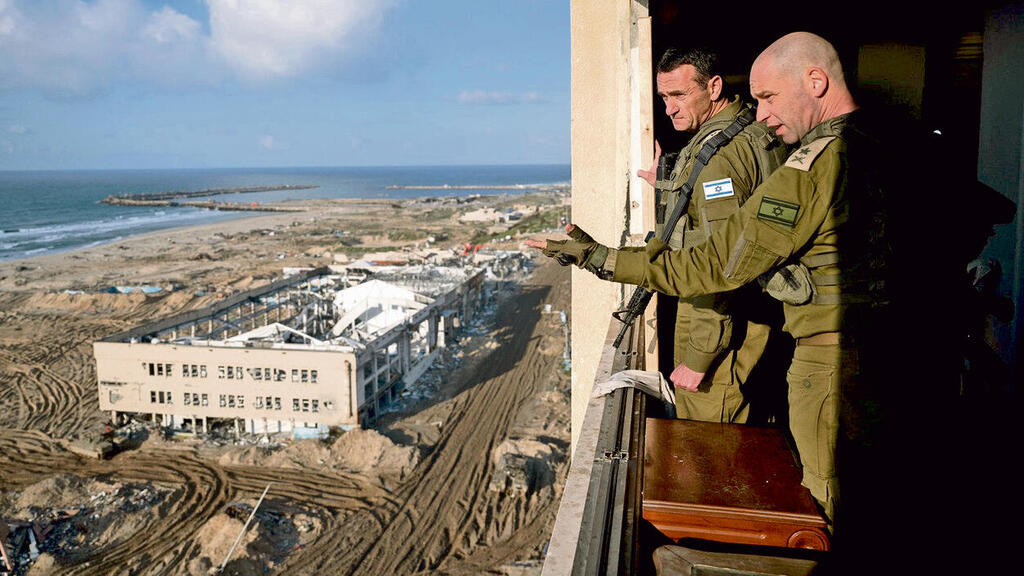 אלוף פינקלמן, לצד הרמטכ"ל הלוי, בתוך רצועת עזה במהלך המלחמה (צילום: דובר צה"ל) yk14162435