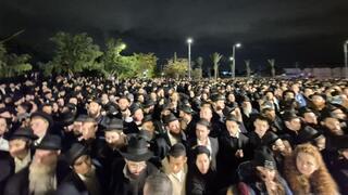 אביו של צבי קוגן ז"ל במסע הלווייתו  בכפר חב"ד