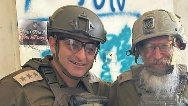 אל"מ אפרים אבני והרב צבי קוסטינר בתוך רפיח