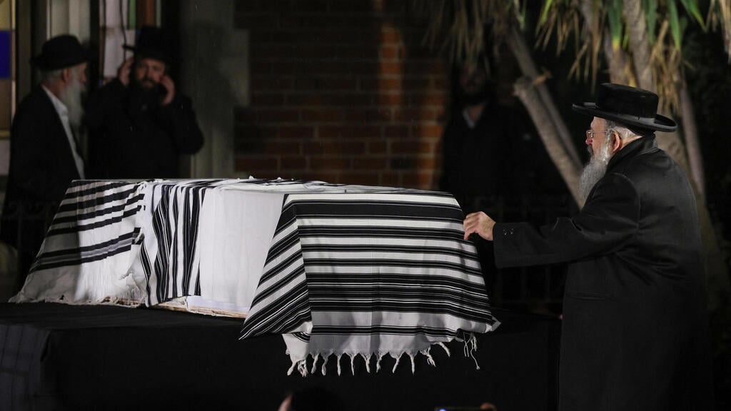 צילום: REUTERS/Stoyan Nenov הלוויתו של הרב צבי קוגן ז"ל
