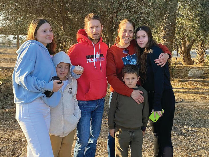 "אני שואלת את עצמי מתי אקום בבוקר ולא אתגעגע כל כך". מימין לשמאל: ים ז"ל, טל, חן, נדב ז"ל, גל ואגם yk14162684
